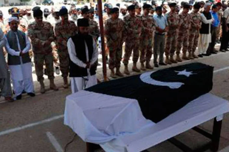 Enterro de vítima de atentado talibã contra aeroporto de Karachi, no Paquistão (Rizwan Tabassum/AFP)