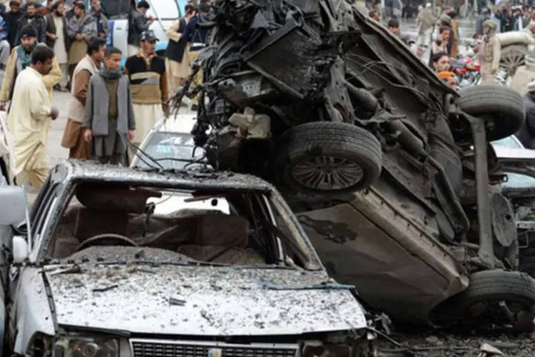 
	Bomba causa destrui&ccedil;&atilde;o em Quetta, Paquist&atilde;o em 10 de janeiro de 2013:&nbsp;a explos&atilde;o feriu sete pessoas
 (Banaras Khan/AFP)