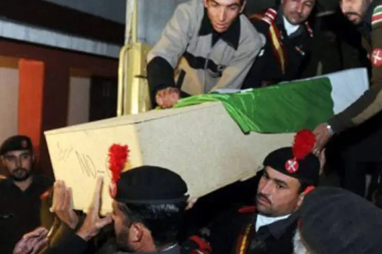 Soldados carregam o caixão de um companheiro morto pelos talibãs
 (A. Majeed/AFP)