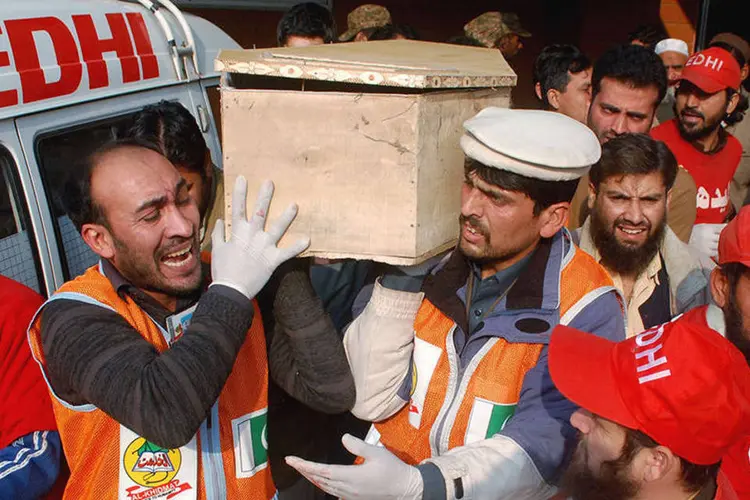 
	Equipe de resgate e familiares carregam caix&atilde;o de estudante morto durante ataque terrorista a um escola no Paquist&atilde;o
 (REUTERS/Khuram Parvez)