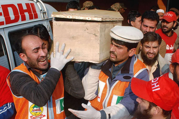
	Equipe de resgate e familiares carregam caix&atilde;o de estudante morto durante ataque terrorista a um escola no Paquist&atilde;o
 (REUTERS/Khuram Parvez)