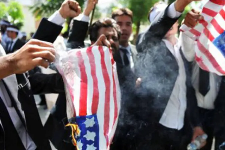 
	Paquistaneses queimam bandeiras americanas: o relat&oacute;rio insiste nas graves consequ&ecirc;ncias sociais e psicol&oacute;gicas dos bombardeios na popula&ccedil;&atilde;o
 (Aamir Qureshi/AFP)