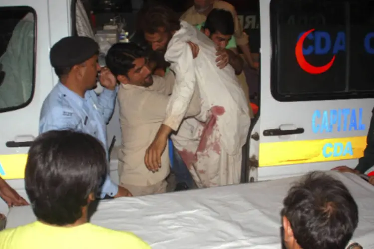 Explosão: feridos foram levados para hospitais do governo na capital e para um em Rawalpindi (Stringer/Reuters)