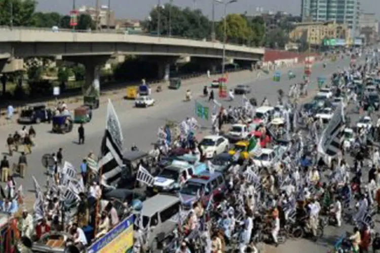 
	Ativistas protestam em Peshawar, no Paquist&atilde;o, contra o filme em 1&ordm; de outubro: v&aacute;rias manifesta&ccedil;&otilde;es contra o filme tomaram o mundo isl&acirc;mico
 (A. Majeed/AFP)
