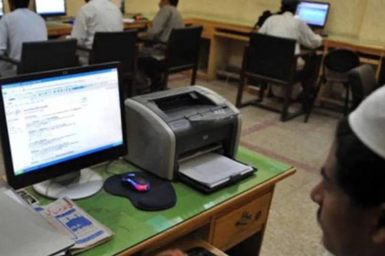 Paquistaneses usam a internet em Peshawar: Google, Yahoo e YouTube sob vigilância (A Majeed/AFP)