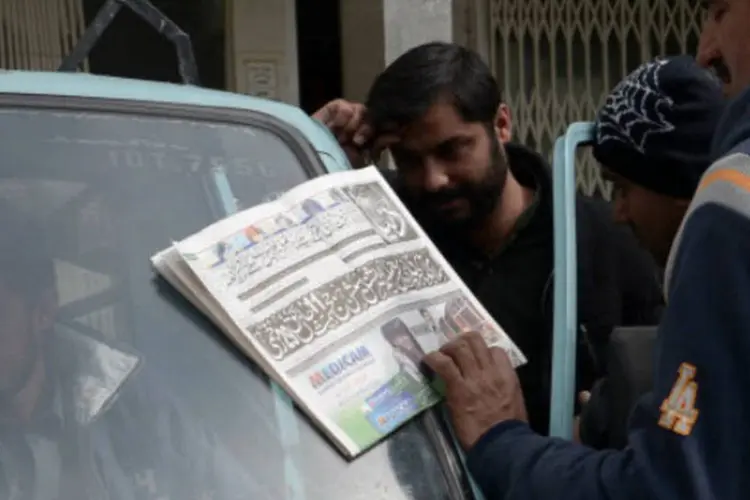 Paquistanês lê jornal: Paquistão é um dos países mais perigosos do mundo para os jornalistas (AFP/Getty Images)