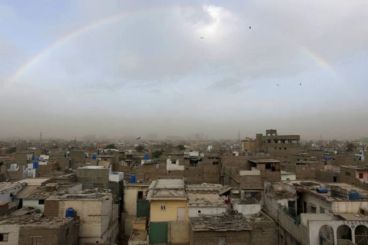 
	Chuvas: a maioria das v&iacute;timas morreu devido ao desabamento de casas, indicaram as fontes
 (Akhtar Soomro / Reuters)