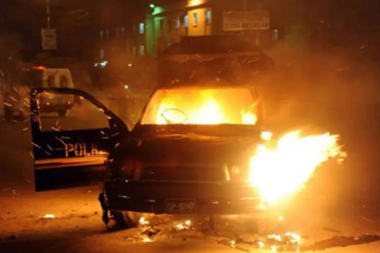 
	Manifestantes incendiaram uma viatura da policia no domingo em um protesto em Karachi
 (Rizwan Tabassum/AFP)