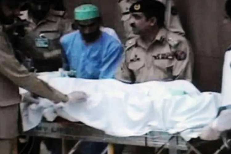 
	Em Rawalpindi, Paquist&atilde;o, equipe m&eacute;dica transporta a paquistanesa Malala Yousufzai em 15 de outubro
 (AFP)