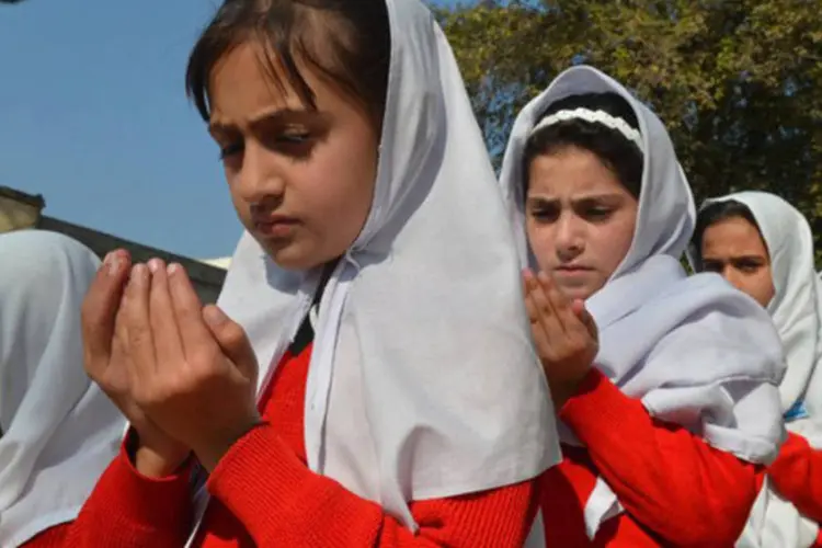 
	Meninas paquistanesas rezam: hostilidade religiosa cresceu e chegou ao maior n&iacute;vel em seis anos
 (A. Majeed/AFP)