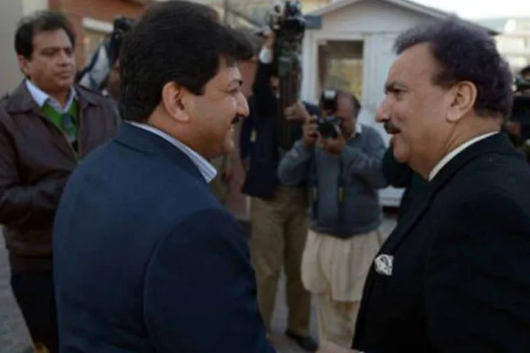 
	O ministro paquistan&ecirc;s do Interior, Rehman Malik (D), fala com o jornalista Hamid Mir: o rep&oacute;rter tinha sido criticado no m&ecirc;s passado por talib&atilde;s
 (Farooq Naeem/AFP)