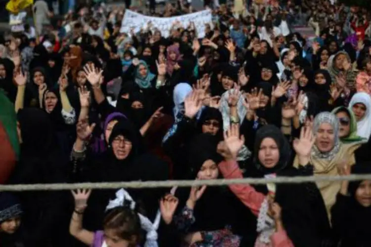 Paquistaneses participam de um protesto contra o assassinato de mais de 24 xiitas: quase 2.000 pessoas manifestaram (Asif Hassan/AFP)