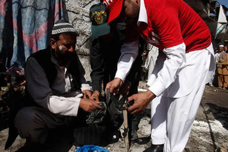 
	Oficiais de seguran&ccedil;a e equipe de resgate coletam pistas no local da explos&atilde;o, no Paquist&atilde;o: no ano passado houve mais de 1,7 mil atentados no pa&iacute;s
 (REUTERS/Fayaz Aziz)