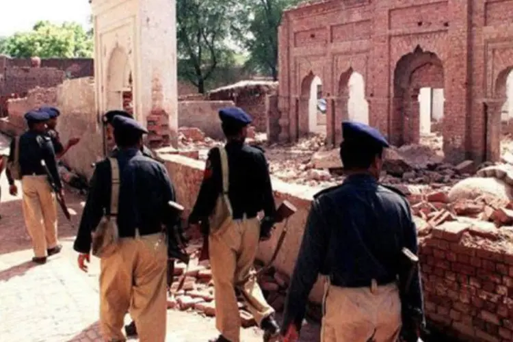 
	Policiais paquistaneses em Punjab: de janeiro de 2012 at&eacute; novembro foram registrados 2.713 casos de abusos sexuais nos 15 distritos meridionais da prov&iacute;ncia
 (Ali Arif/AFP)
