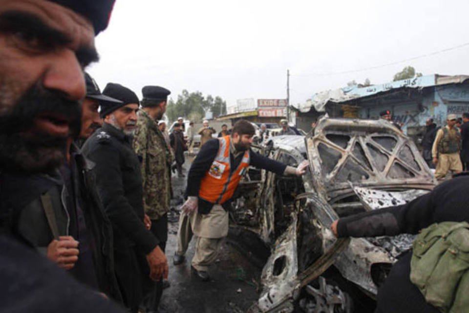 Carro-bomba mata 17 em mercado no Paquistão