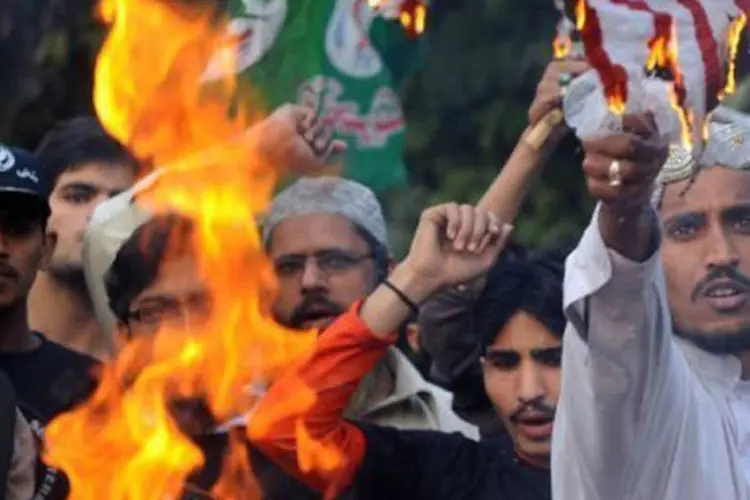 Islamitas queimam no dia 27 de novembro em Lahore bandeira dos EUA: o governo paquistanês se recusa a participar na investigação sob controle dos americanos


 (Arif Ali)