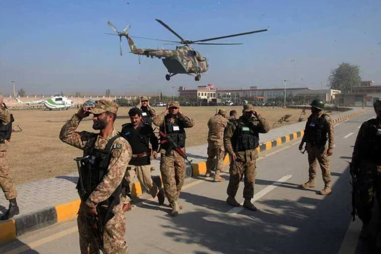 
	Soldados paquistaneses aguardam chegada de helic&oacute;ptero ap&oacute;s ataque a universidade
 (REUTERS/Fayaz Aziz)