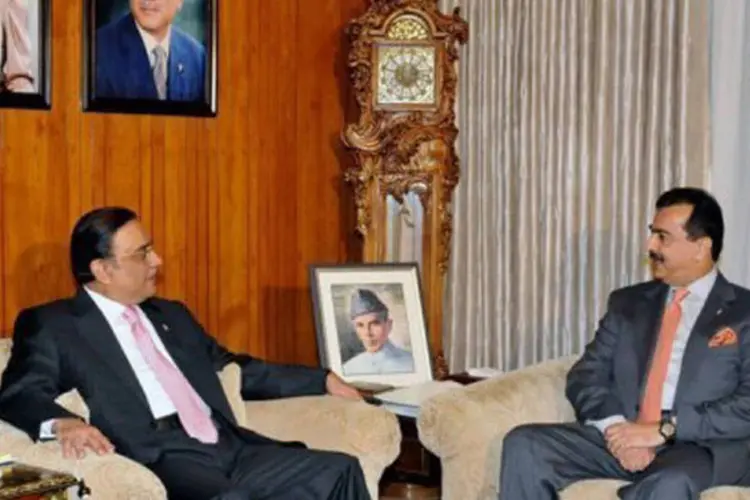 
	O presidente paquistan&ecirc;s, Asif Ali Zardari (e): ele liderou a cerim&ocirc;nia de posse
 (AFP)