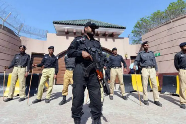 
	Policiais paquistaneses montam gurda:&nbsp;ao menos 109 pessoas foram mortas desde 11 de abril em atentados ligados &agrave; campanha eleitoral legislativa.
 (AFP / Aamir Qureshi)