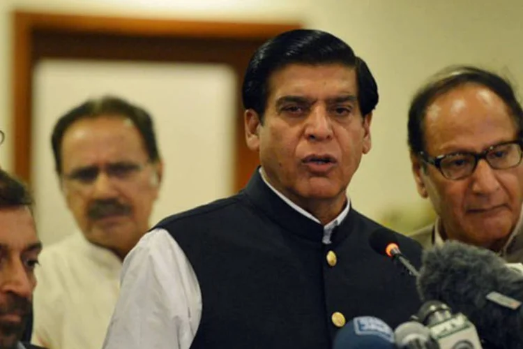 
	O primeiro-ministro paquistan&ecirc;s, Raja Ashraf (C): antes, um advogado governamental, Aamir Abas, informou a ordem de deten&ccedil;&atilde;o do premi&ecirc;
 (Aamir Qureshi/AFP)