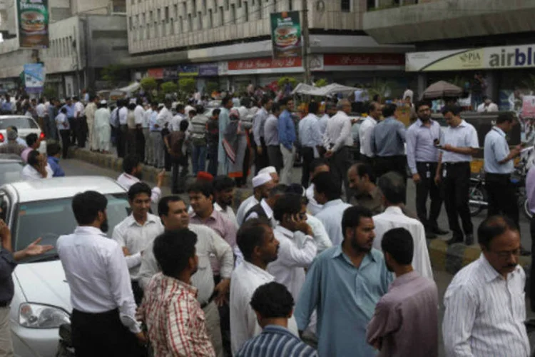 Pessoas deixam edifícios em Karachi, no Paquistão, após setirem tremor. Um terremoto de 7,8 graus atingiu o Irã nesta terça-feira, próximo à fronteira com o país (REUTERS / Athar Hussain)