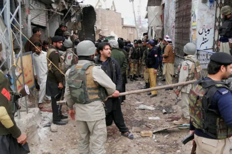 
	Soldados e policiais paquistaneses chegam ao local do atentado
 (AFP)