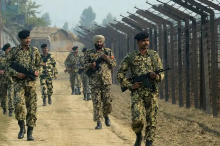 
	Soldados indianos patrulham a fronteira com o Paquist&atilde;o: os incidentes na fronteira h&aacute; dez dias t&ecirc;m suscitado quest&otilde;es sobre as rela&ccedil;&otilde;es entre os dois pa&iacute;ses
 (©afp.com / Narinder Nanu)
