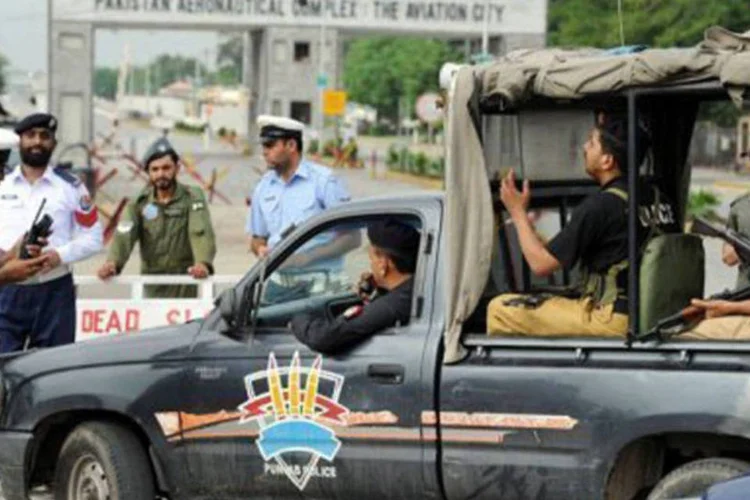 
	Pol&iacute;cia do Paquist&atilde;o passa por Complexo Aeron&aacute;utico: a base atacada fica 60 km ao noroeste de Islamabad
 (Aamir Qureshi/AFP)