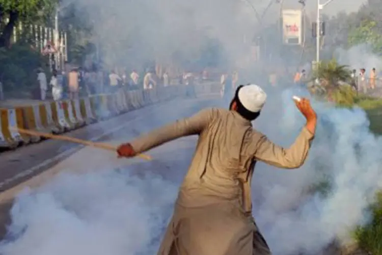 
	Em Islamabad, Paquist&atilde;o, ativista mu&ccedil;ulmano atira uma bomba de g&aacute;s lacrimog&ecirc;neo em manifesta&ccedil;&atilde;o hoje
 (Aamir Qureshi/AFP)