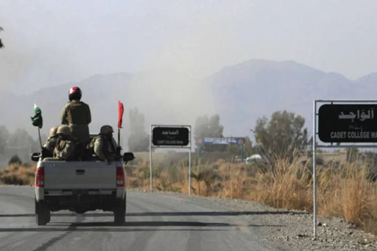 
	Soldados paquistaneses patrulham &aacute;rea pr&oacute;xima da base em Wana: as for&ccedil;as de seguran&ccedil;a e diversos grupos insurgentes mant&ecirc;m uma dura disputa em&nbsp;Malakhel
 (Faisal Mahmood/Reuters)