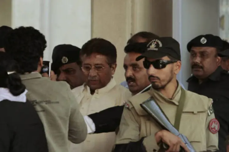 O ex-presidente do Paquistão Pervez Musharraf  deixa Tribunal após julgamento em 17 abril de 2013 (REUTERS / Faisal Mahmood)
