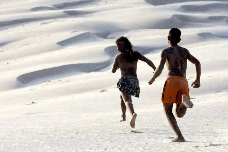 
	Crian&ccedil;as correm na praia: &eacute; preciso ficar atento para ofecer &aacute;gua constantemente para as crian&ccedil;as
 (REUTERS/Paulo Santos)