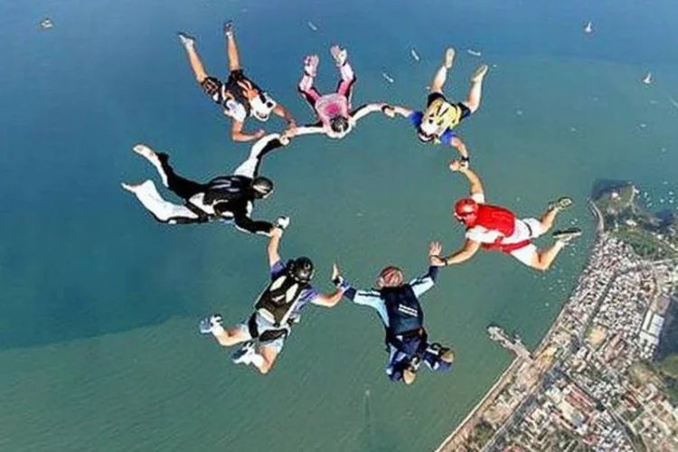 Salto de pára-quedas é uma das experiências "encaixotadas" pelas empresas do ramo (DiveMasterKing2000/Creative Commons)