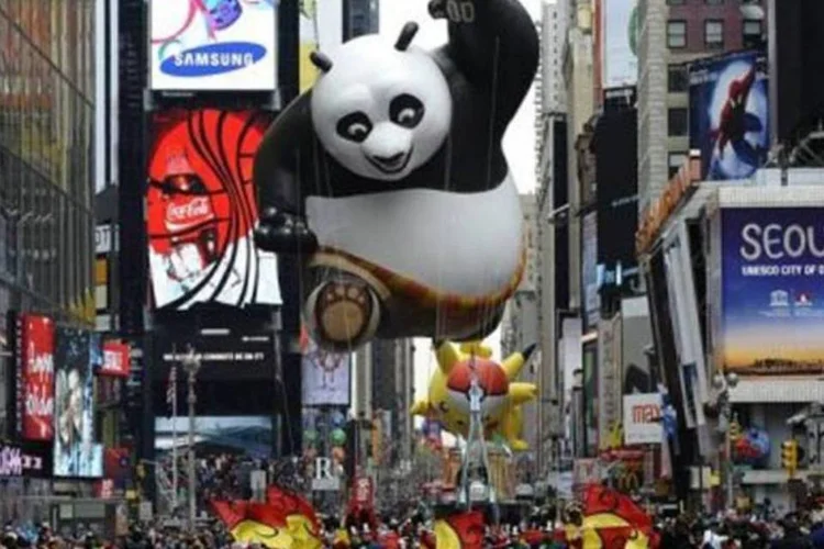 Balão flutua sobre multidão em parada pelo Dia de Ação de Graças em Nova York, nos Estados Unidos, em 2016: antes da pandemia, data era comemorada com celebrações nas ruas das cidades americanas (Timothy A. Clary/AFP/AFP)