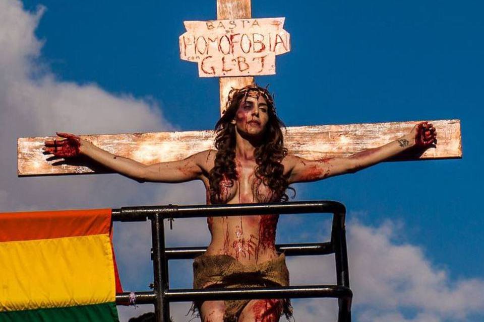 Crucificada, participante defende luta contra homofobia (Joao Castellano/Reuters)