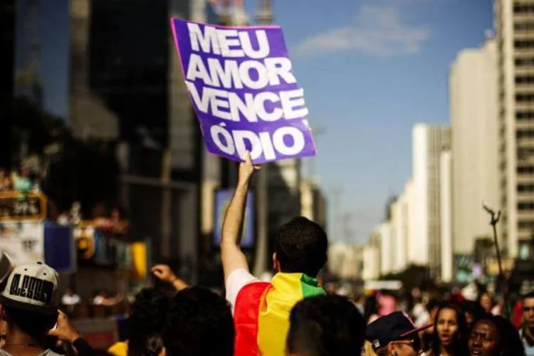 
	Cartaz exibe protesto contra homofobia: relatos da situa&ccedil;&atilde;o em que o corpo foi encontrado tamb&eacute;m indicam crime de homofobia
 (Leo Pinheiro/Fotos Públicas)