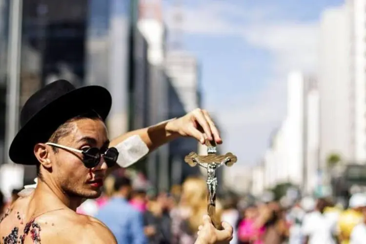 
	Jovem faz cr&iacute;tica &agrave; igreja cat&oacute;lica durante a Parada Gay
 (Leo Pinheiro/Fotos Públicas)