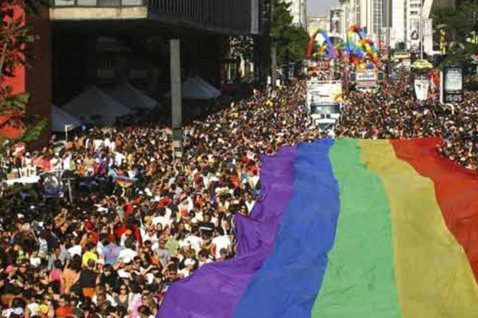 Chuva atrasa início da Parada Gay em São Paulo