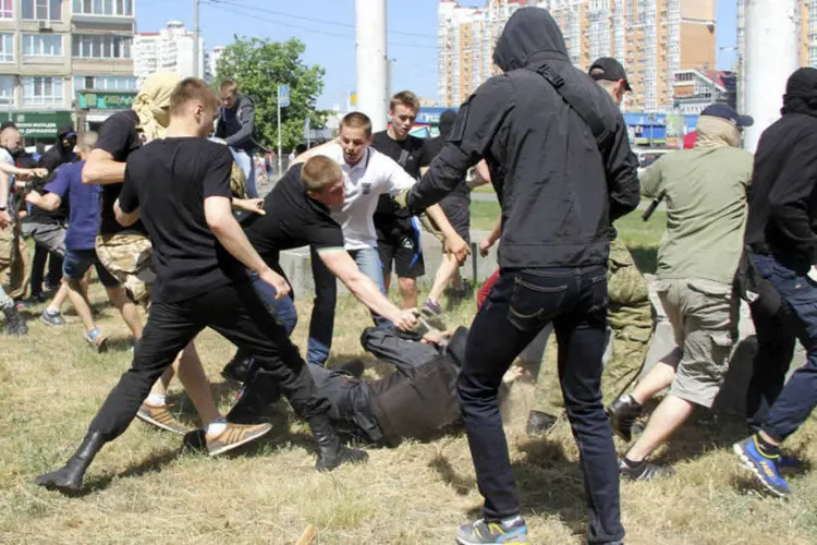 
	Ataque a policial: entre 25 e 30 &quot;hooligans&quot; foram presos, disse membro do parlamento
 (Maksym Kudymets/Reuters)