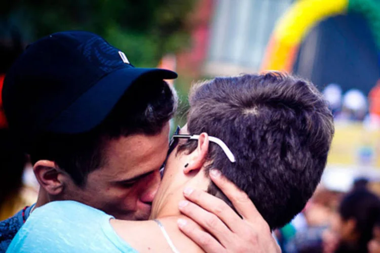 
	Garotos se beijam durante Parada Gay: tema da edi&ccedil;&atilde;o deste ano &eacute; a aprova&ccedil;&atilde;o da lei de identidades de g&ecirc;nero
 (Fora do Eixo/Flickr)