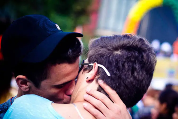
	Garotos se beijam durante Parada Gay: a proposta de lei que contempla o casamento gay chegou ao Parlamento australiano sem chances de ser aprovada
 (Fora do Eixo/Flickr)