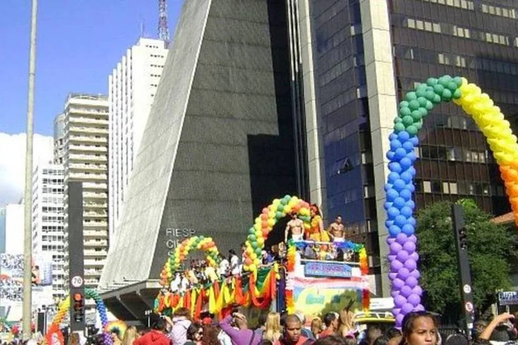 Parada Gay, em São Paulo: esquema especial para evitar encontro com torcidas de futebol (Wikimedia Commons)