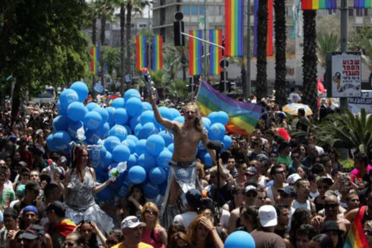 
	Parada LGBT: entre os participantes, v&aacute;rios usavam camisas com frases como &quot;Love is Great&quot; (O amor &eacute; grande) e &quot;Eu n&atilde;o escolhi ser gay, apenas tive essa sorte&quot;
 (Getty Images)