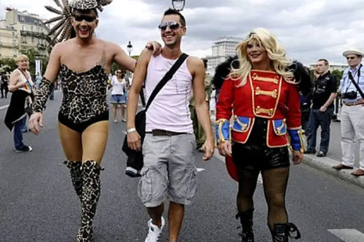 O lema desta décima parada do orgulho lésbico, gay, bi e transexual de Paris é "Pela igualdade: em 2001 manifesto, em 2012 voto" (Miguel Medina/AFP)