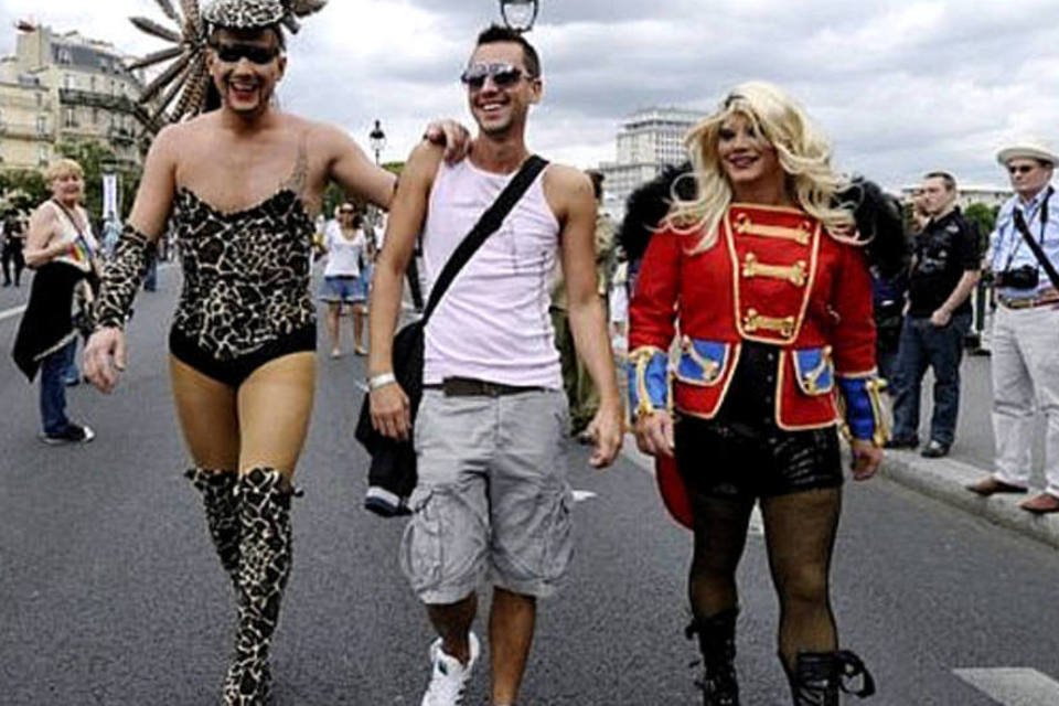 Homossexuais reivindicam direitos na Parada Gay de Paris
