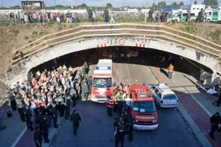 Ambulâncias em frente a um túnel durante "Parada do Amor" em Duisburgo, Alemanha. Ao menos 10 pessoas morreram durante um tumulto no festival (.)