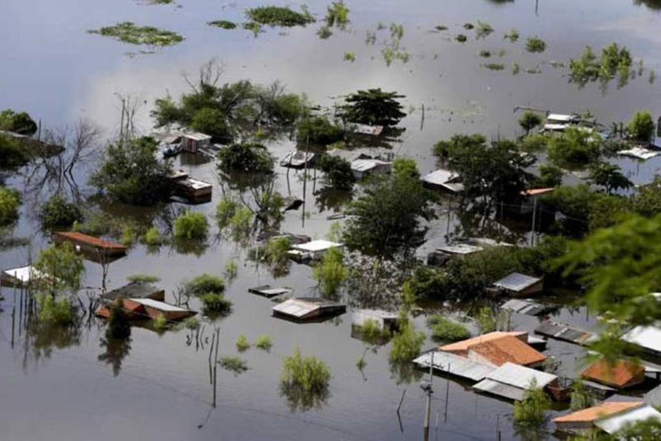 Sobe para 100 mil evacuados por cheia do rio Paraguai