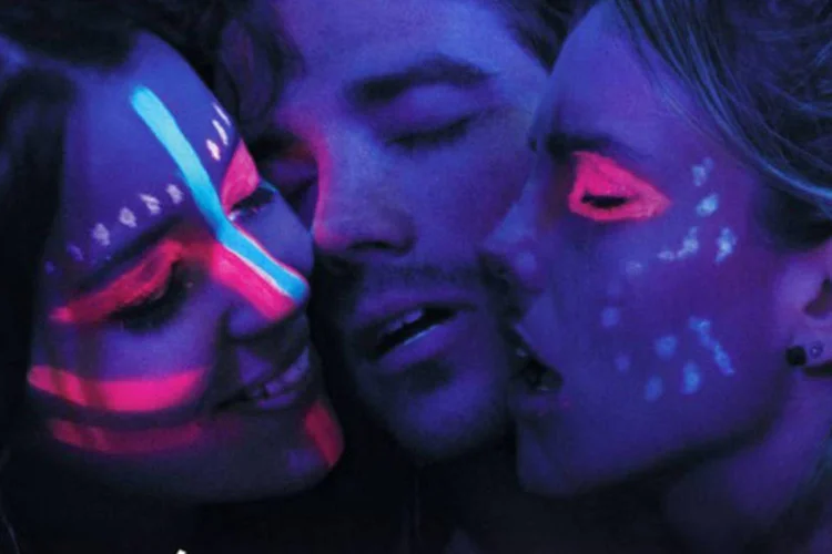 
	Cartaz de &quot;Para&iacute;sos Artificiais&quot;: a exibi&ccedil;&atilde;o do filme no site Dailymotion teve 6.060 visitas que podem impulsionar a venda de ingressos nos cinemas, acredita a distribuidora
 (Divulgação)