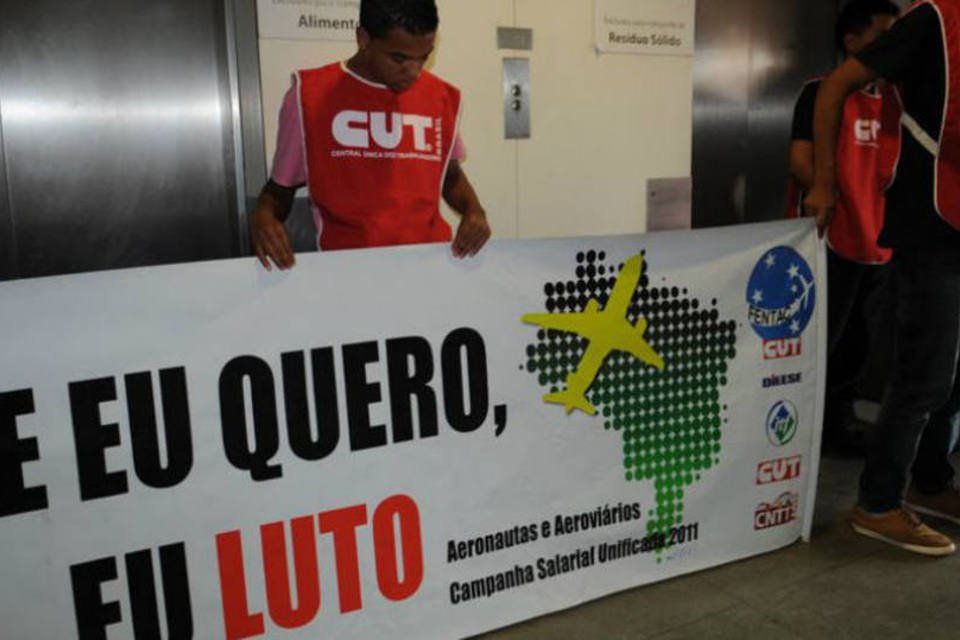 Aeronautas suspendem greve à espera de mediação da Justiça