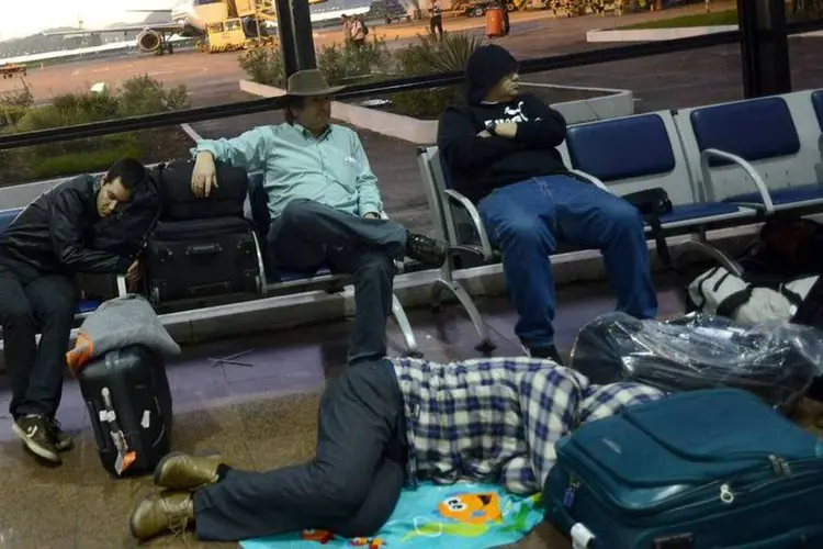 
	Passageiros aguardam seus voos durante paralisa&ccedil;&atilde;o no aeroporto Santos Dumont
 (Lucas Landau/Reuters)